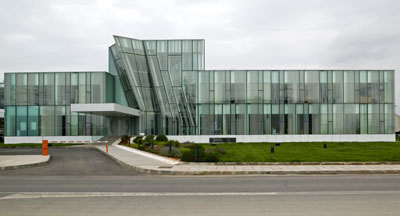 La envolvente del edificio de oficinas de gerencia de BP Oil Refinera de Castelln incluye el muro cortina MX Estructural de Technal en su versin...