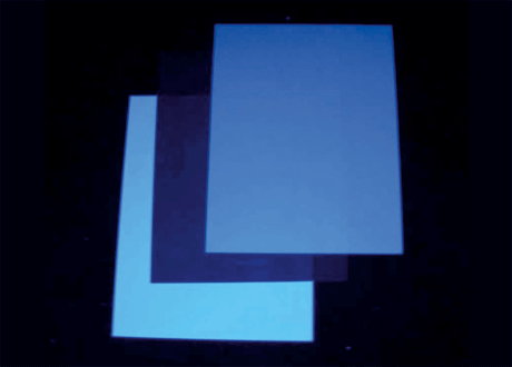 Muestras de papel vistas bajo una fuente de luz UV...