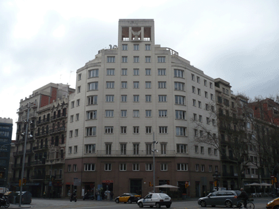 Fachada del edificio donde se encuentran, en Gran Via de les Corts Catalanes nm. 604, Barcelona