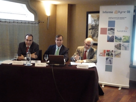 Antonio Fernndez Ecker, Alfonso Arbaiza y Vctor Izquierdo durante la presentacin del informe ePyme 2008