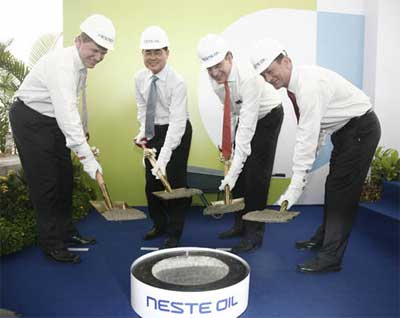 De izquierda a derecha, Jarmo Honkamaa, Lim Hng Kiang, Matti Lievonen y Olli Virta colocan la primera piedra de la planta de biodisel en Singapur...