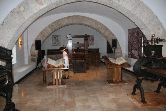 La Sala Gutenberg expone con fidelidad un taller de imprenta del siglo XV