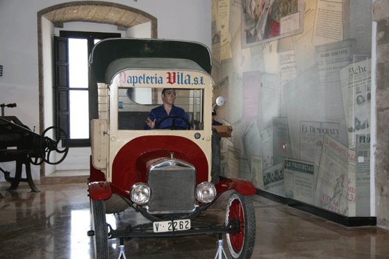Furgoneta original utilizada como vehculo de reparto de la papelera Vila a principios del siglo pasado