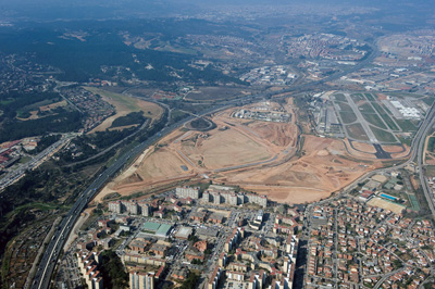 En estos momentos, el puente que permite el paso por encima el ro Sec est construido y la subestacin elctrica proyectada se est acabando...