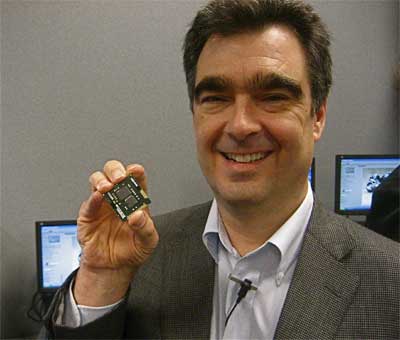 El vicepresidente de Intel, Steve Smith, muestra el microprocesador 32 nm Westmere