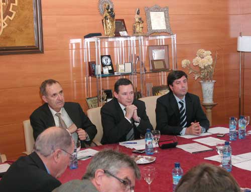 ngel Simn (en el centro), en la reunin constitutiva del Comit Organizador