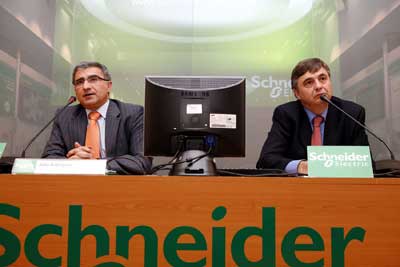 Julio Rodrguez (izquierda) y Enrique Valer durante la presentacin de los resultados de Schneider Electric de 2008