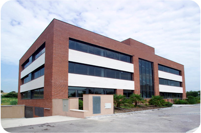 El edificio de Poliny� cuenta con un acabado en ladrillo manual y acristalamiento y se halla cercano a un nuevo conjunto residencial de viviendas...