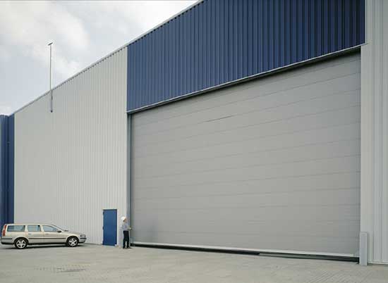 Las puertas seccionales industriales Gnther-Tore pueden llegar a tener hasta 12.500 mm de ancho