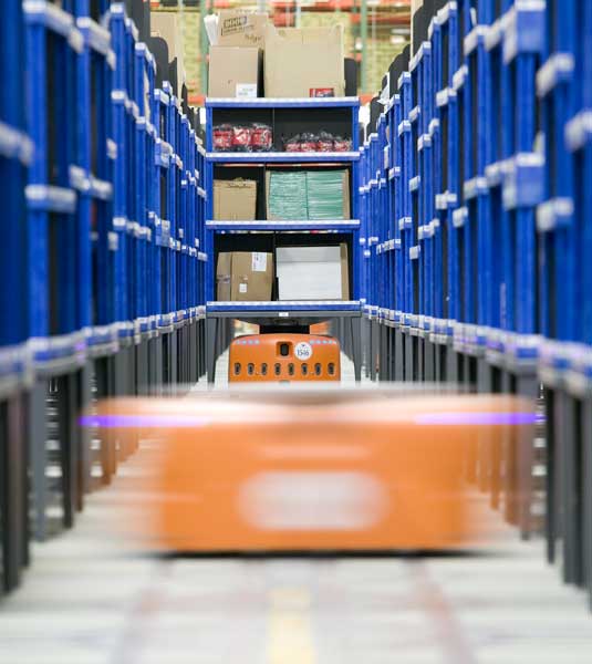 Estos robots y un conjunto de softwares adaptativos estn permitiendo gestionar la logstica de grandes almacenes de mercancas mucho ms rpidamente...