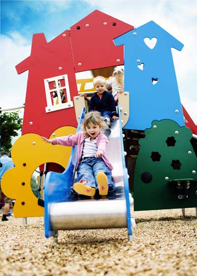 Nuevos suelos para reforzar la seguridad en los parques infantiles