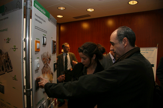 Panel de la exposicin itinerante que est llevando Schneider Electric por toda la geografa espaola