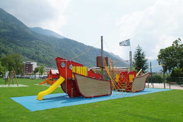 Barco Pirata, de Colomer. Fue fabricado con motivo de la remodelacin del Parque de Turons d'Art en Escaldes-Engordany, Andorra...