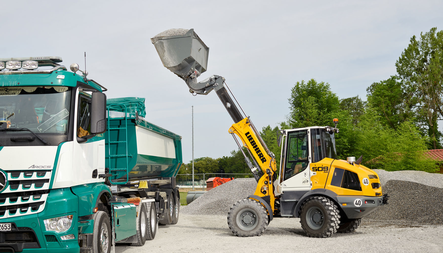 Con su brazo de elevacin telescpico, la L 509 Tele puede cargar fcilmente camiones o contenedores ms grandes