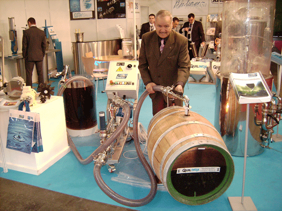 Emilio Snchez, comercial de Quilinox, present esta bomba junto a otros productos en Enomaq 2009