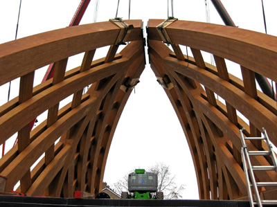 El nuevo puente consiste en un tablero metlico y dos arcos verticales de madera con una longitud de 32 m y una altura de 16 m...