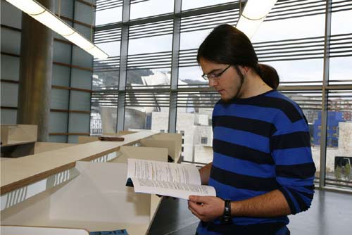 Las vigas, las mesas corridas y las luminarias de las salas de lectura se orientan hacia el museo Guggenheim. Foto: Universidad de Deusto...