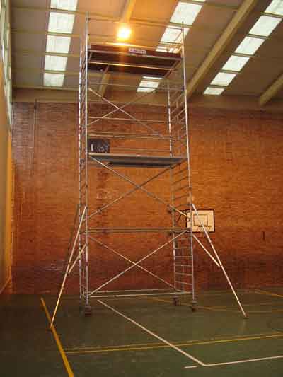 La aportacin de Alco ha consistido en el alquiler de una torre mvil de aluminio para la sustitucin de las bombillas de las lmparas del pabelln...