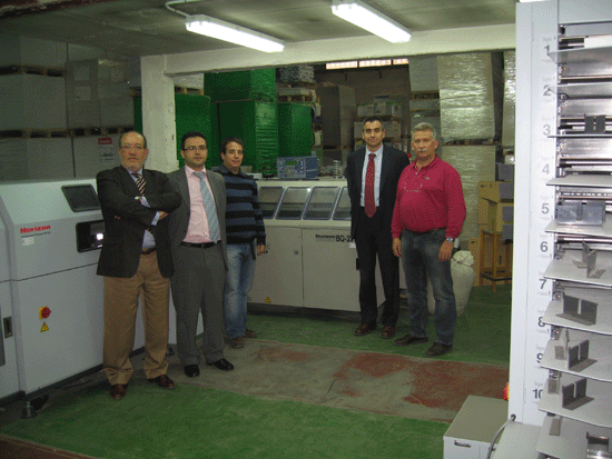 De izquierda a derecha en las instalaciones de Eurocolor: Luciano Santos, Daniel Algobia, Fernando Serrano, Francesc Navarro y Flix Serrano...