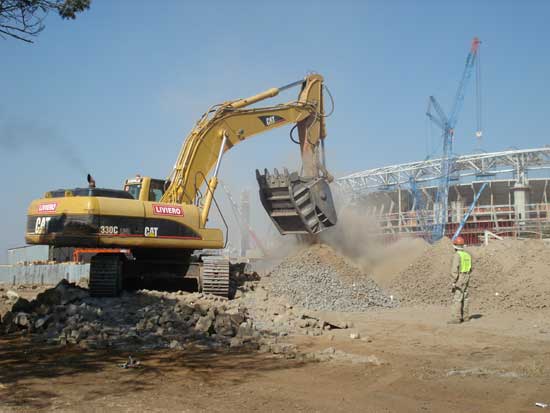 MB brings his shredders spoons to the construction of the stadium for the World Cup 2010 South Africa