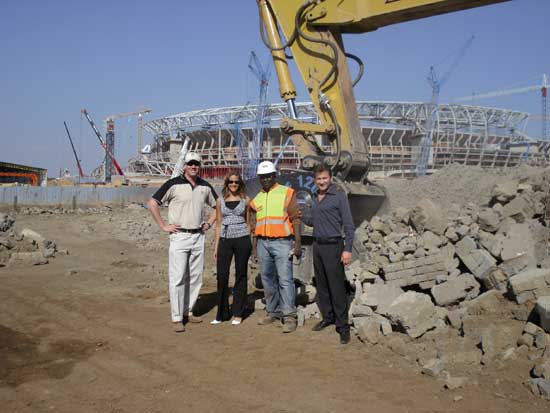 Guido Azzolin (primero por la derecha), en las obras de construccin del estadio en Johannesburgo