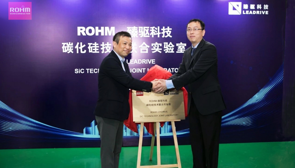 Jie Shen, presidente y director general de Leadrive (a la derecha) estrecha la mano de Shinya Kubota...