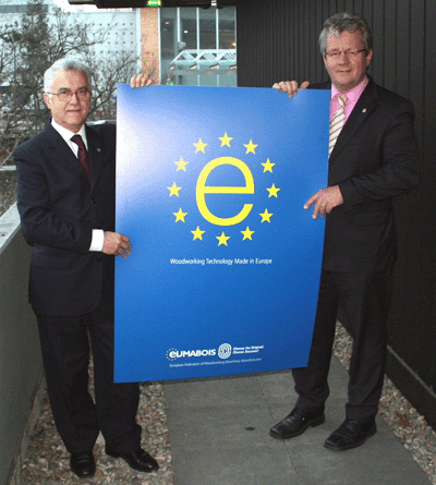 A la derecha: Franz Josef Buetfering, presidente de Eumabois con el logo de la federacin