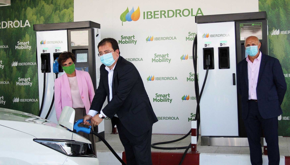 El presidente de la Junta de Extremadura, Guillermo Fernndez-Vara, realiza una recarga acompaado por la consejera delegada de Iberdrola Espaa...