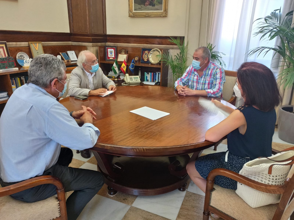 El nuevo presidente de Asaja-Almera con el Delegado del Gobierno