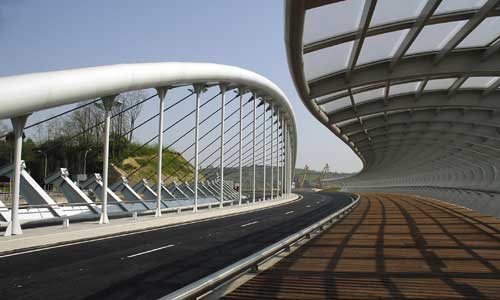 La pasarela peatonal sobre la ra de Narrondo fue tambin valorada por el jurado por su innovacin en el diseo y los materiales empleados...