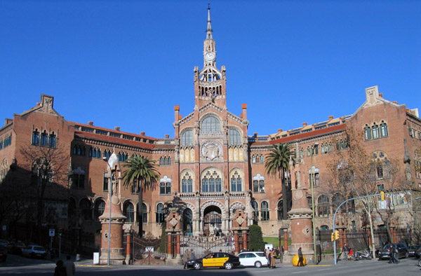 Entrada principal del Hospital de la Santa Creu i Sant Pau, de Barcelona, un edificio modernista obra del arquitecto Llus Domnech i Montaner...