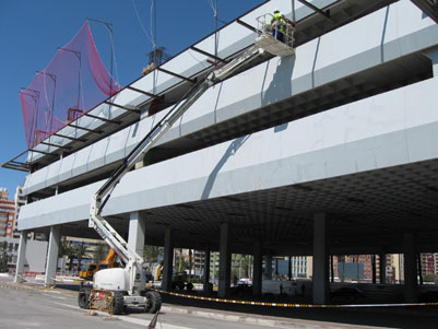 Las dos plataformas Hune ofrecen la altura y maniobrabilidad requeridas para instalar la red de seguridad en todo el per�metro del aeropuerto...