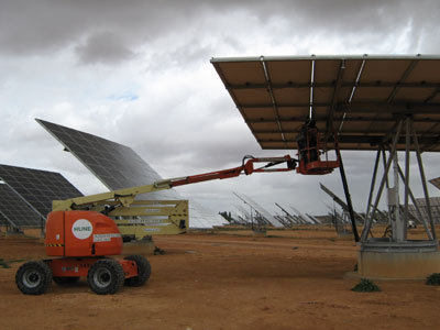 Un total de 16 plataformas articuladas actan en la instalacin fotovoltaica de la nueva huerta solar de Enersol...