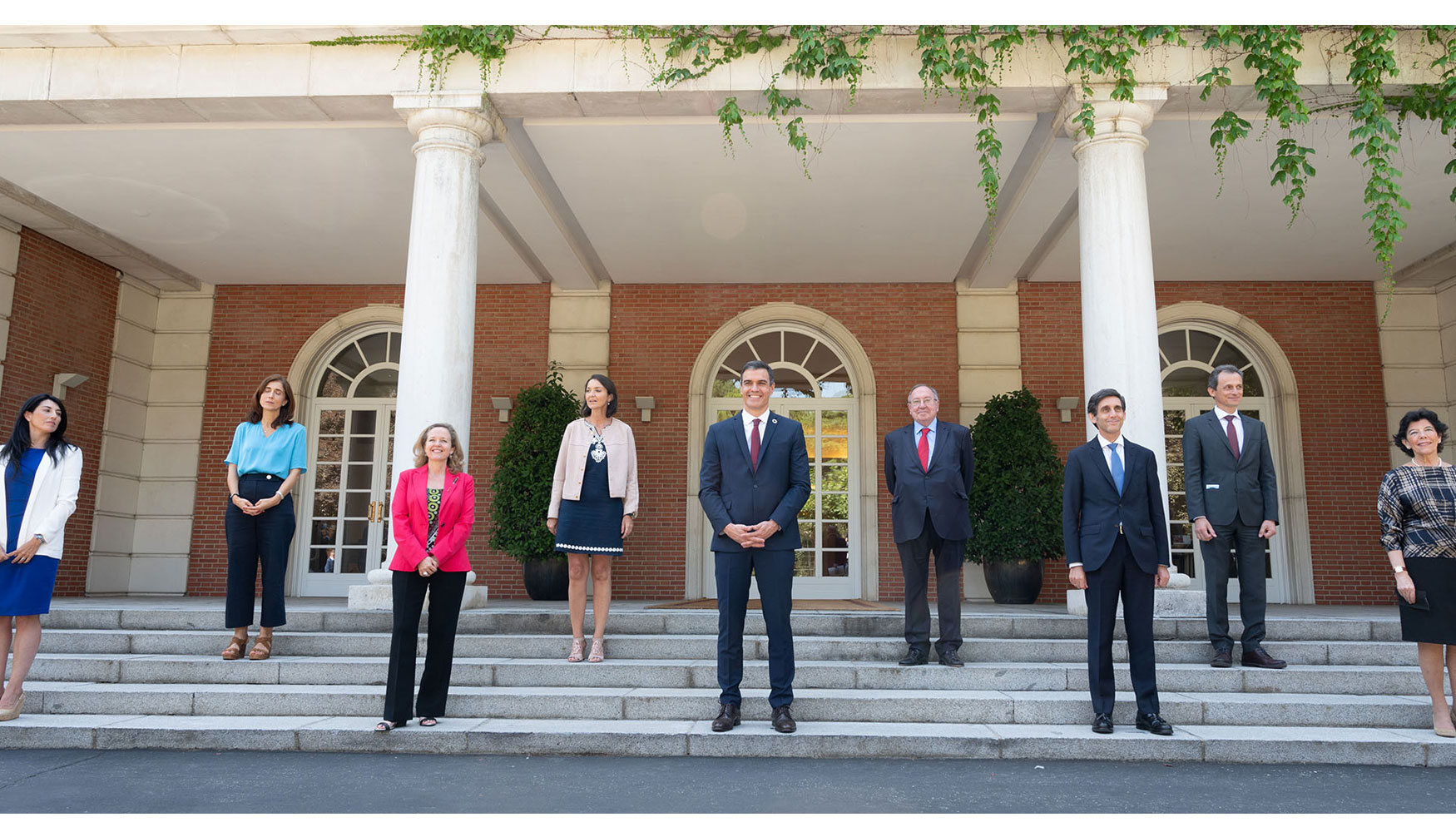 Foto de familia del presidente del Gobierno, Pedro Snchez, con la vicepresidenta y ministra de Asuntos Econmicos y Transformacin Digital...