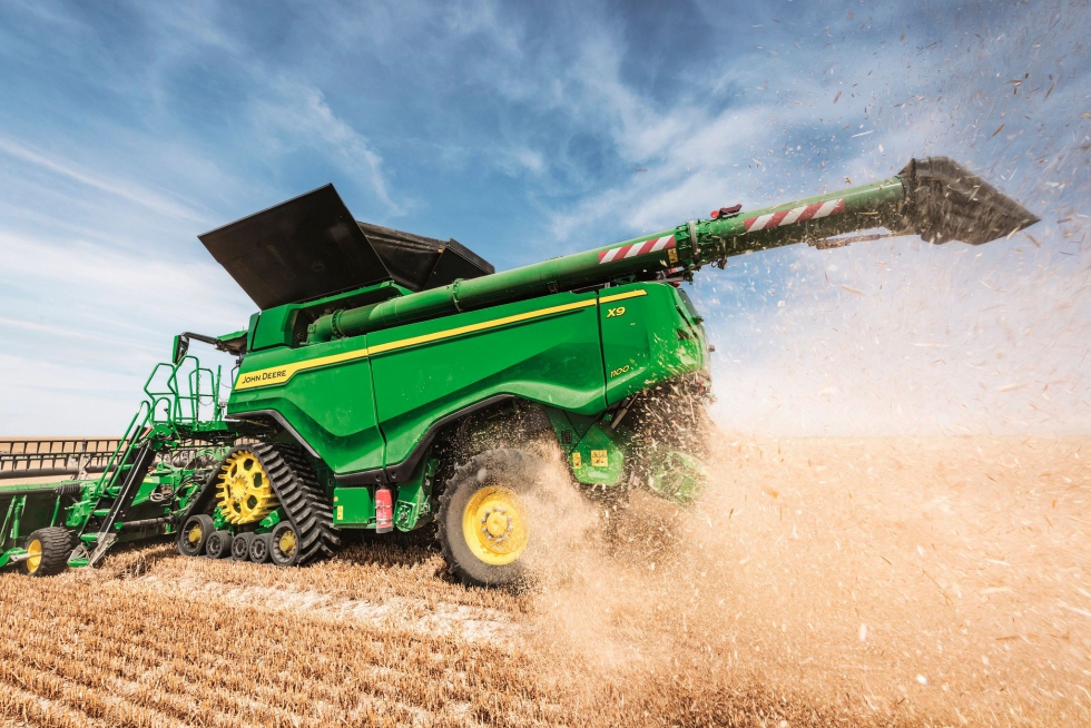 Las cosechadoras de la serie X9 de John Deere incrementan su potencial con los nuevos cabezales, plataformas y recogedores...