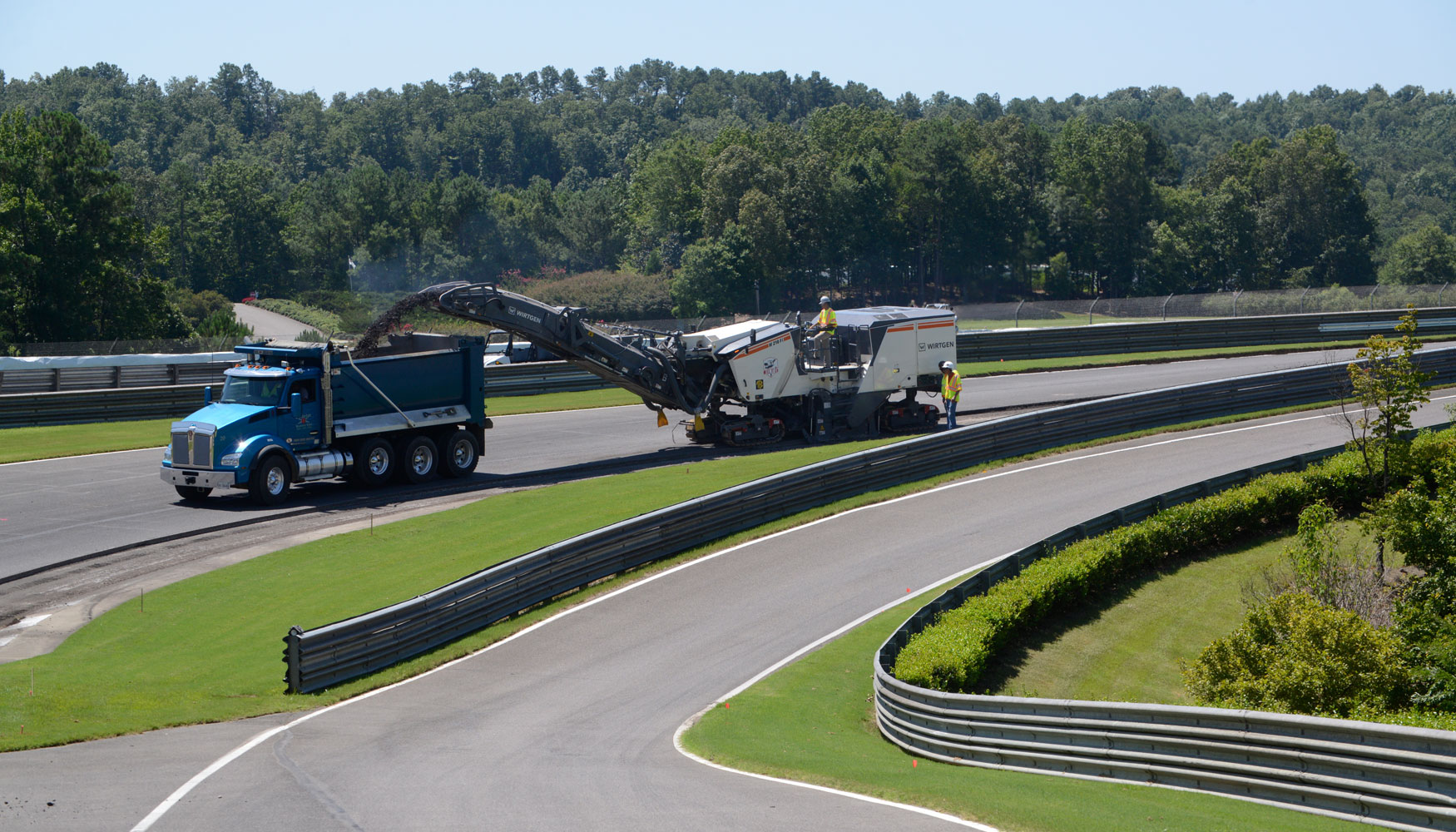 Estreno potente en Norteamrica: las fresadoras grandes de la nueva serie F de Wirtgen sanean el circuito Barber Motorsports Park en Alabama...