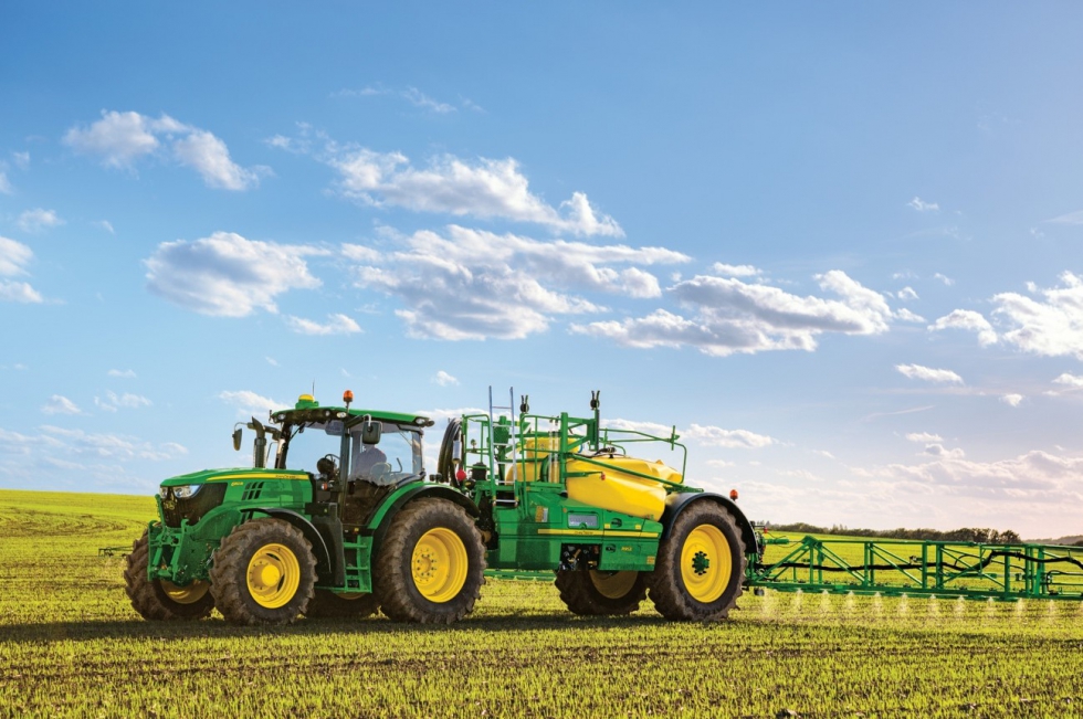 Tractor con pulverizador dotado de ISOBUS realizando un tratamiento selectivo