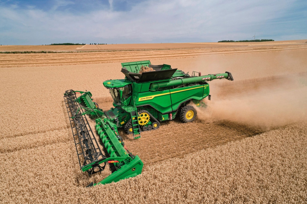 Ceifeira-debulhadora John Deere X9 com uma das novas cabeas