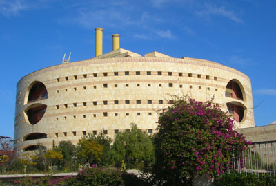 Imagen de Torre Triana, en Sevilla. La capital hispalense cerr� 2008 con 159.106 m2 de oficinas sin ocupar