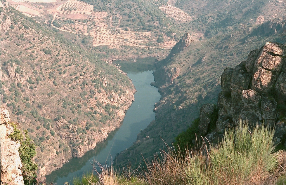 El ro Duero recorre Espaa y Portugal, haciendo de frontera entre ambos pases a lo largo de 112 kilmetros