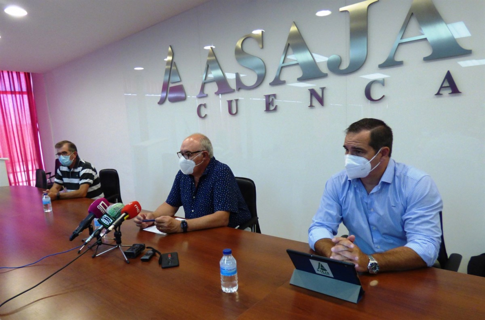 Pedro Gallardo (derecha) durante la rueda de prensa celebrada en la sede de ASAJA en Cuenca