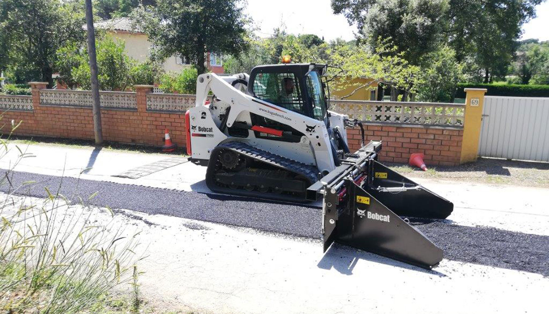 Gracias a su funcin de desplazamiento lateral, este puede colocar el asfalto sin que la cargadora tenga que pasar por encima del material esparcido...