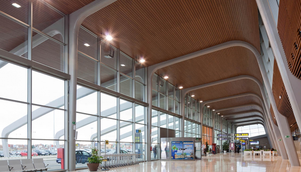 El Sistema Grid de madera maciza est instalado en el Aeropuerto de Len