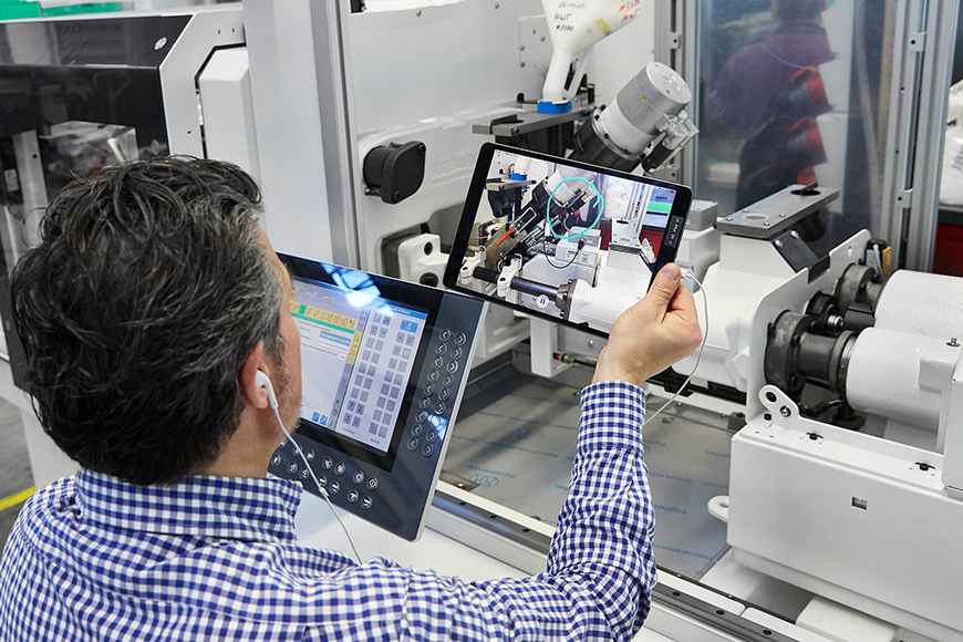 Com a aceitao remota de mquinas, um especialista de vendas da Arburg analisar todos os requisitos com o cliente, um a um, com um iPad...