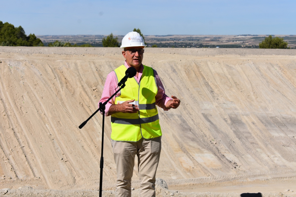 El consejero de Agricultura de Castilla y Len, Jess Julio Carnero, en las obras de modernizacin de regados en Valoria (Valladolid)...