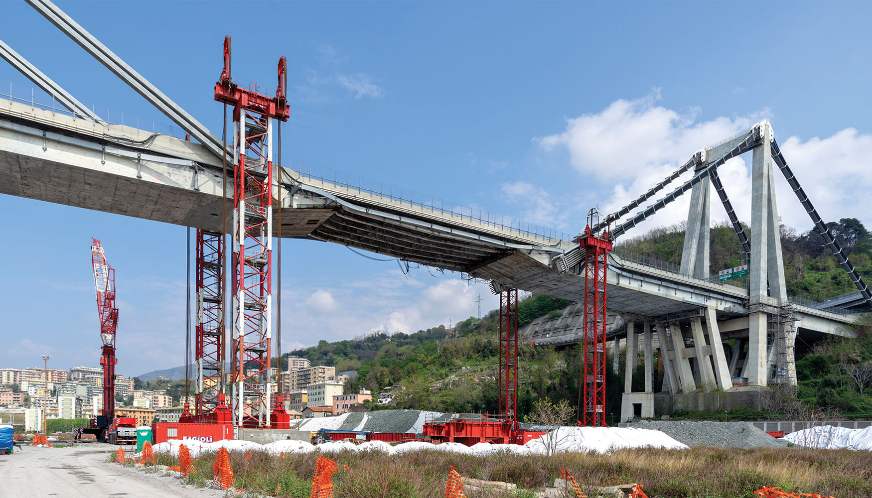 Trabajos de demolicin del antiguo puente Morandi