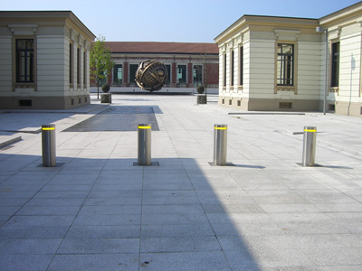High Security Range is a range of automatic bollards expressly conceived to offer maximum security at facilities such as banks...