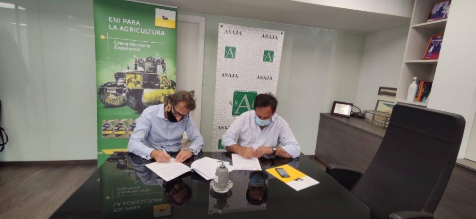 Paolo Morandotti (izq.) y Pedro Barato en la firma del acuerdo de colaboracin entre la energtica y la Organizacin Profesional Agraria...