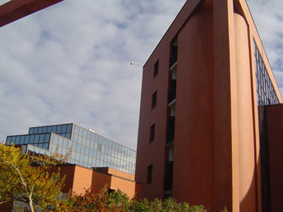 En nuevo edificio de Cibex predomina el ladrillo rojo y el cristal tintado y destaca por su torre central...