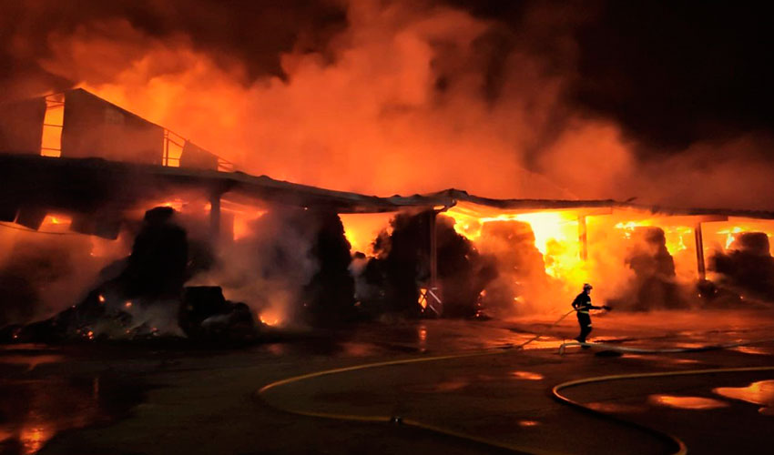 Una imagen del incendio en las instalaciones de Cobadu